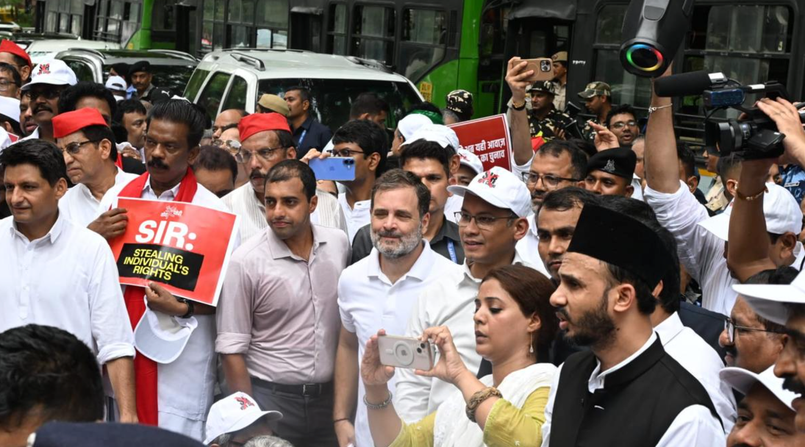 വോട്ടര്‍ പട്ടിക ക്രമക്കേട്: തെരഞ്ഞെടുപ്പ് കമ്മീഷനിലേക്ക് പ്രതിപക്ഷ എംപിമാര്‍ നടത്തിയ മാര്‍ച്ചില്‍ സംഘര്‍ഷം